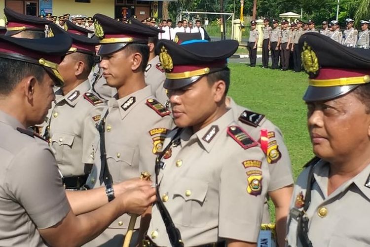 Kapolres Prabumulih AKBP Tito Hutauruk memimpin serah terima pejabat baru di Mapolres Prabumulih. Ada 7 pejabat baru yang dilantik menggantikan pejabat lama, Kamis (25/10/2018)