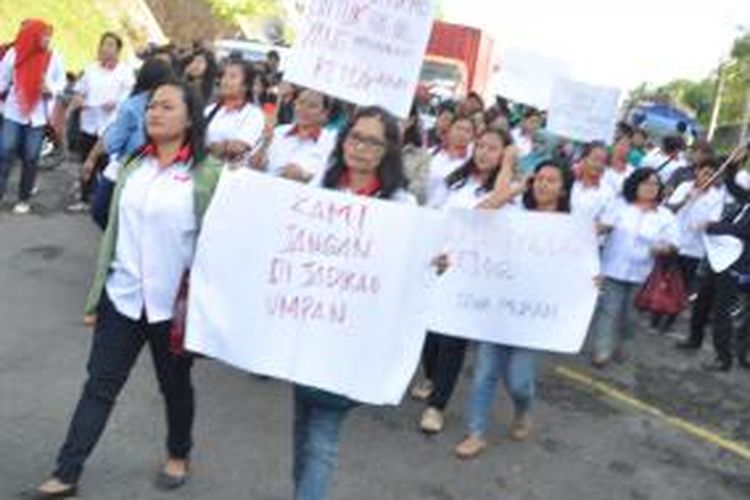  Ratusan buruh PT Bina Guna Kimia, Pringapus, Kabupaten Semarang, Senin (16/2/2015) menggelar aksi mogok kerja dilingkungan pabrik.  