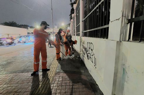 Aksi Cepat Petugas PPSU Bersih-bersih Sampah Usai Massa Aksi di Depan Gedung DPR Bubar