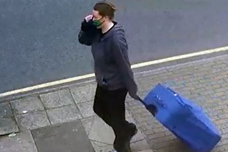 Terduga pelaku pembuhan Jemma Mitchell di Chaplin Road, barat laut London, menyeret koper biru pada 11 Juni 2021 yang diduga berisi mayat korban. Gambar ini diperoleh dari rekaman CCTV.