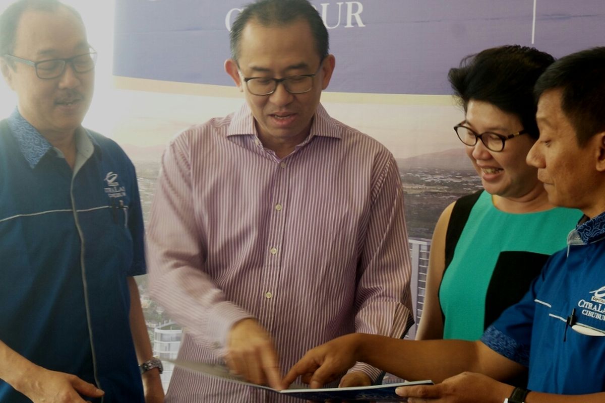 Managing Director Ciputra Group Harun Hajadi (kedua dari kiri) saat menjelaskan lokasi CitraLand Cibubur di Hotel Ciputra Cibubur, Jakarta Timur, Minggu (14/5/2017). 