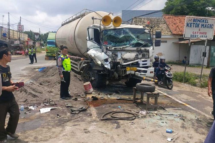 Proses evakuasi korban kecelakaan antara dua truk di Jalan Raya Serang-Cilegon, Akibatnya, Supir Tewas dan Kernet Luka Berat