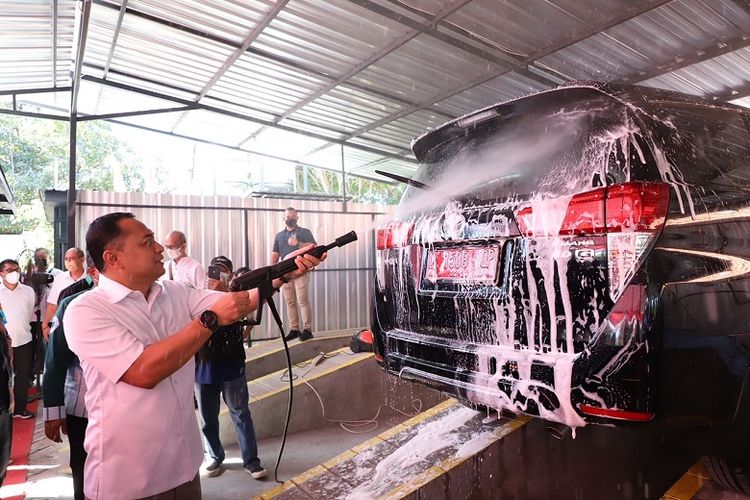 Eri saat mencuci mobil milik Pemkot Surabaya.