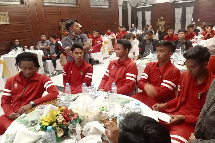 Seluruh pemain Timnas U20 dan jajaran PSSI saat menghadiri jamuan makan malam yang digelar Wali Kota Surabaya Eri Cahyadi di rumah dinas Wali Kota Surabaya, Jalan Sedap Malam, Senin (19/9/2022) malam.