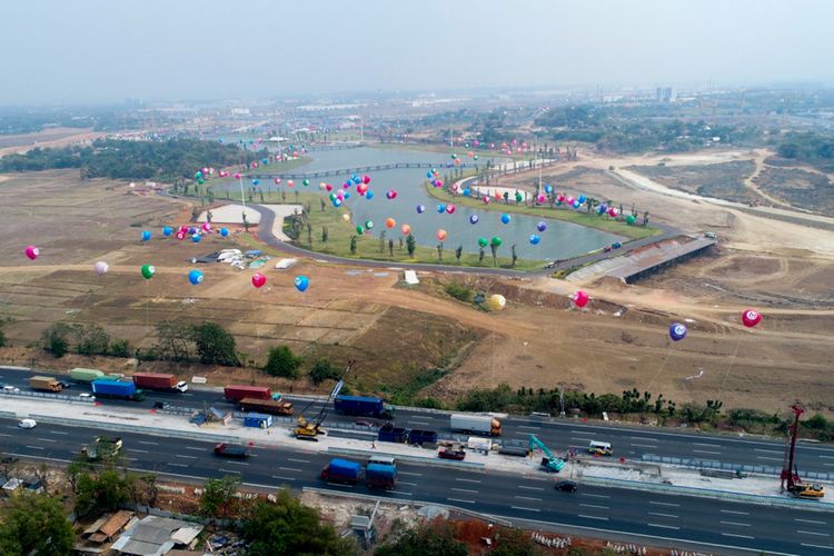 Foto udara kawasan Central Park di kawasan Kota Baru Meikarta, Cikarang, Bekasi, Jawa Barat, Senin (4/9/2017). Kawasan yang bersebelahan langsung dengan tol Jakarta-CIkampek ini, telah membangun central park, yakni sebuah taman terbuka hijau seluas 100 hektar. Taman ini memiliki berbagai tanaman, lengkap dengan kebun binatang mini hingga jogging track.