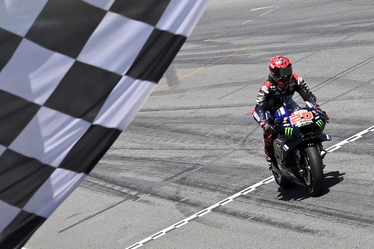 Yamaha French rider Fabio Quartararo crosses the finish line in first place during the Moto Grand Prix de Catalunya at the Circuit de Catalunya on June 5, 2022 in Montmelo on the outskirts of Barcelona. (Photo by LLUIS GENE / AFP)