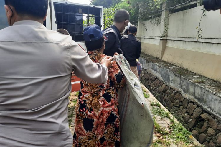 Sejumlah PMKS terjaring razia di Penjaringan, Jakarta Utara, Rabu (30/3/2022). Razia tersebut dilakukan petugas gabungan di beberapa ruas jalan yang dilakukan dalam rangka menjelang bulan Ramadhan.