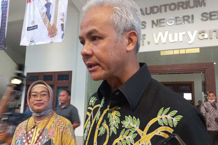 Gubernur Jateng Ganjar Pranowo menghadiri verifikasi dokumen CPMI di Unnes, Semarang, Jumat (27/1/2023).