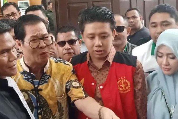 Tokoh Anton Medan saat menghadiri sidang kasus video ikan asin dengan terdakwa Galih Ginanjar, Pablo Benua, dan Rey Utami di Pengadilan Negeri Jakarta Selatan, Senin (6/1/2020).