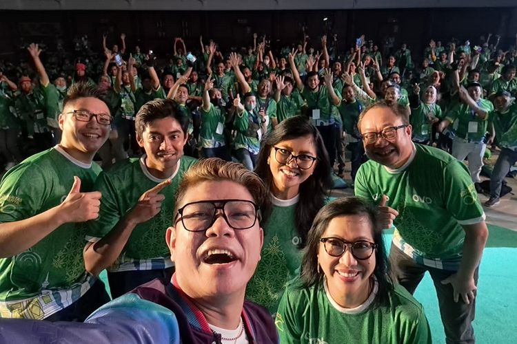 Andhika Kangen Band selfie bersama para perwakilan Grab dan ribuan Mitra Grab di Hari Mitra Grab 2022.