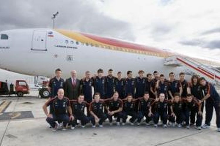 Skuad Timnas Spanyol berpose di depan pesawat Iberia