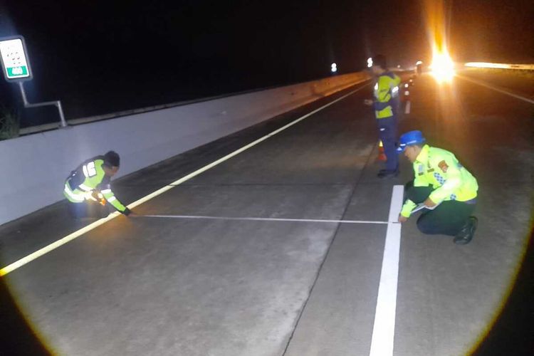 Personel Polres Sumedang olah TKP di lokasi kecelakaan di Tol Cisumdawu, Sumedang, Jabar, Selasa (4/2/2026) malam. DOK. POLRES SUMEDANG