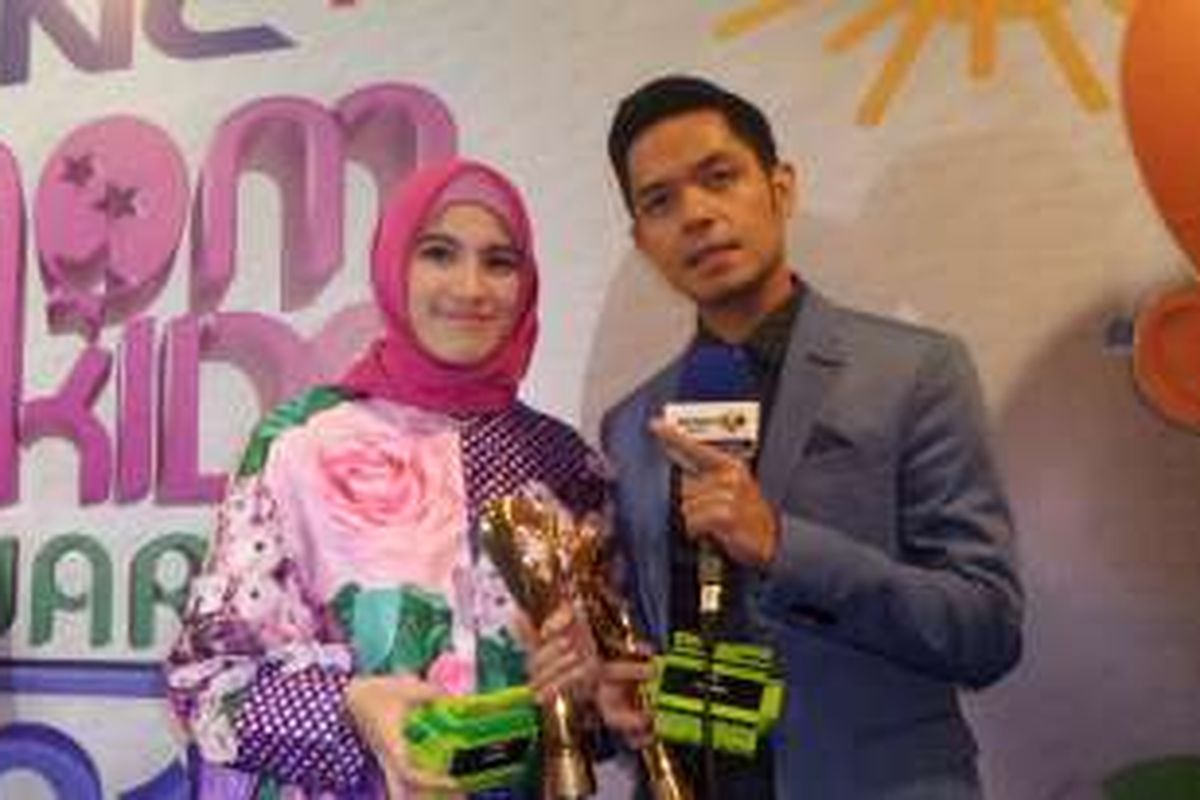 Artis peran Alyssa Soebandono dan sang suami, Dude Harlino saat diabadikan dalam acara Mom & Kids Awards 2016 di MNC Tower, Kebon Jeruk, Jakarta Barat, Senin (19/12/2016).