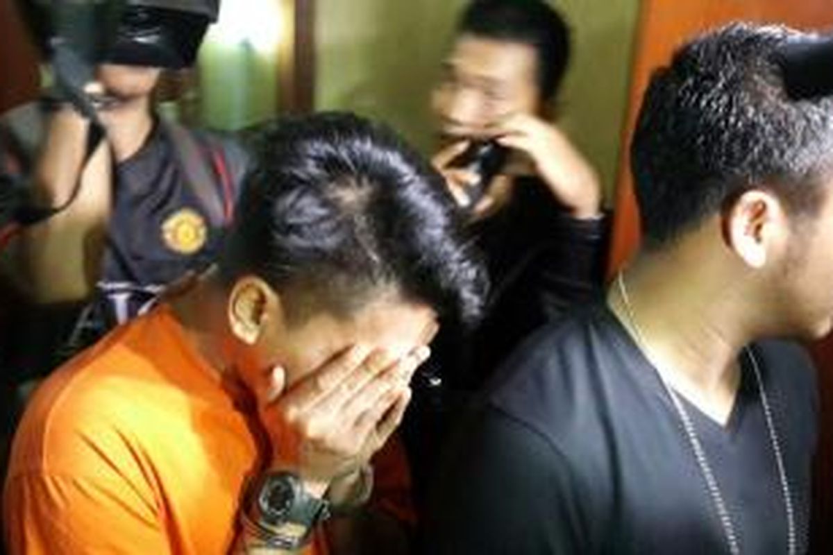 Mucikari prostitusi online yang ditangkap Polres Metro Jakarta Selatan saat digelandang aparat, Sabtu (9/5/2015). 