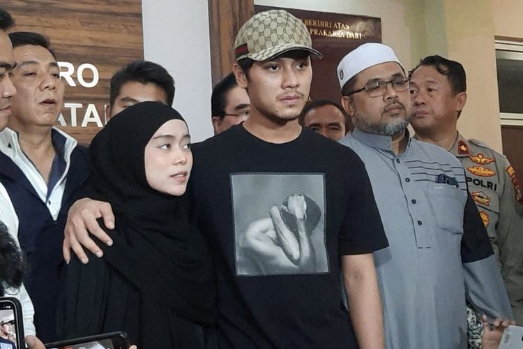 Rizky Billar memeluk dan mencium kening istrinya, Lesti Kejora, di Polres Metro Jakarta Selatan, Selasa (18/10/2022). Polisi menyatakan perkara kekerasan dalam rumah tangga (KDRT) antara Lesti dan Billar telah selesai dan berakhir damai.