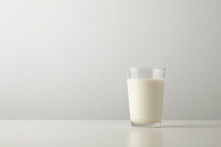 Produk susu juga menjadi salah satu makanan yang mengandung lemak jenuh tinggi. Beberapa produk susu di antaranya keju, krim, es krim, whole milk, dan lainnya.