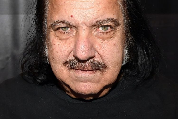 Ron Jeremy, bintang porno asal Amerika Serikat (AS). Pada Selasa (23/6/2020), dia dihadirkan di sidang karena dituding memperkosa tiga perempuan, dan melecehkan korban keempat.