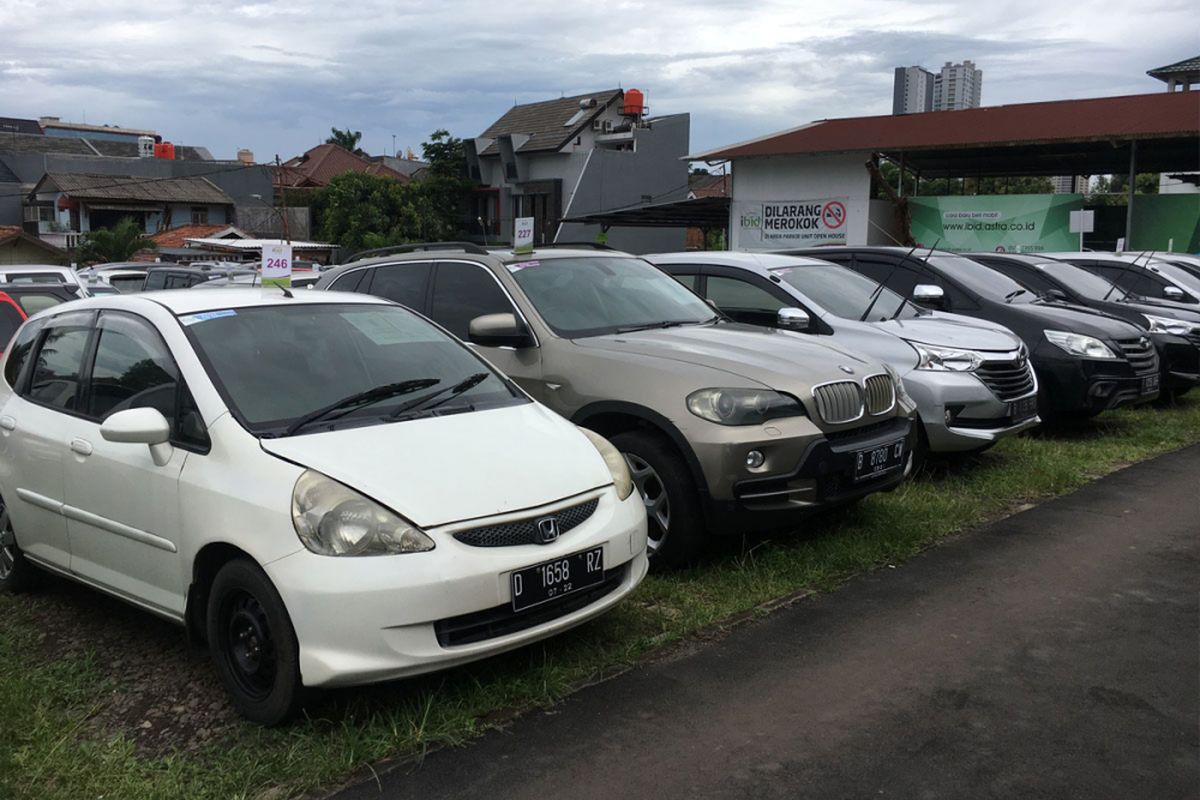 Mobil-mobil yang akan dilelang di balai lelang Ibid.