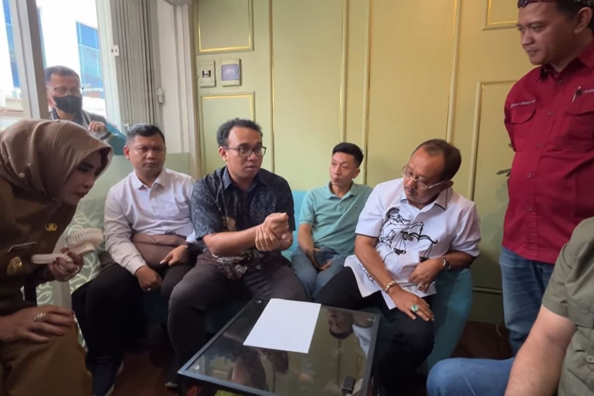 Wakil Wali Kota Surabaya Armuji bersama Wakil Bupati Sidoarjo Mimik Idayana saat mendatangi PT Surya Gemilang Multindo membahas terkait pengembalian uang ganti rugi korban pada Senin (16/6/2025).