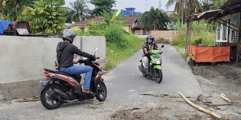 Dua orang pengendara sepeda motor terpaksa putar balik karena jalan ditutup dengan tembok batu bata di Kelurahan Penghentian Marpoyan, Kecamatan Marpoyan Damai, Kota Pekanbaru, Riau, Kamis (15/4/2021).