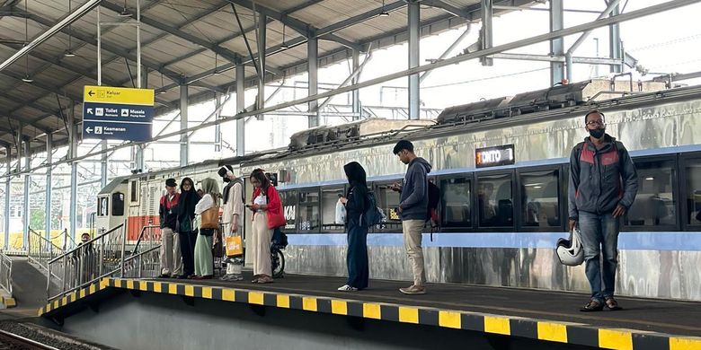 Ilustrasi kereta api. Tarsus kereta api. Tarif khusus kereta api. Tarsus adalah. Daftar kereta go show. Kereta yang bisa go show. Tiket go show kereta api. Tiket kereta api.