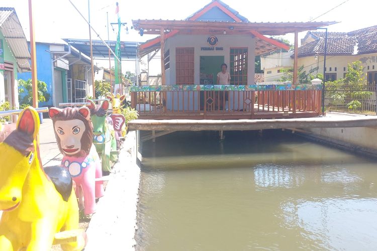 Foto: Perpustakaan di atas sungai yang berlokasi di Kelurahan Dawuhan, Kecamatan Situbondo, Provinsi Jawa Timur.