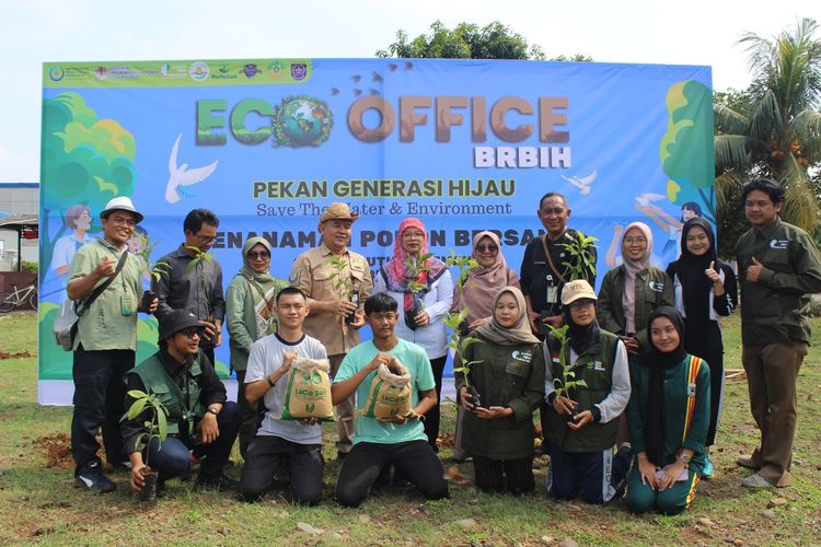  Acara peluncuran Eco Office terlihat diadakan melalui kegiatan penanaman pohon bersama di Kantor Balai Riset Budidaya Ikan Hias (BRBIH) Depok, Jawa Barat, Rabu (18/9/2024). 