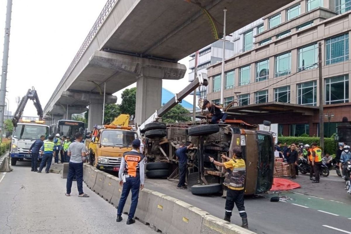 Truk Tabrak Separator Busway di Pancoran, Terguling Saat Dievakuasi Dishub