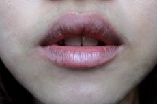 2 Langkah Praktis Menyamarkan Bibir Hitam dengan Lipstik