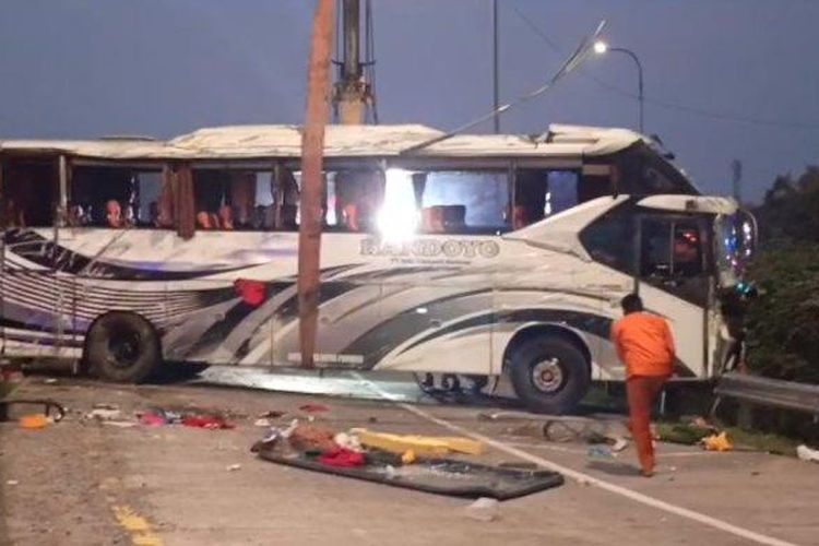 Kecelakaan maut dialami Bus Handoyo jurusan Yogyakarta-Bogor di Tol Cipali pada Jumat (15/12/2023) sore.
