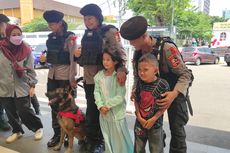 Maju Mundur Anak-anak yang Mau Foto Bareng Jo, K-9 yang Bertugas di Stasiun Pasar Senen...