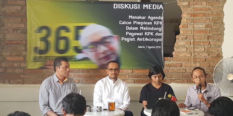 Mantan Ketua KPK Periode 2011-2015 Abraham Samad (kedua dari kiri) saat hadir dalam diskusi media bertajuk Menakar Agenda Calon Pimpinan KPK salam Melindungi Pegawai KPK dan Pegiat Antikorupsi di Cikini, Jakarta Pusat, Rabu (7/8/3019).