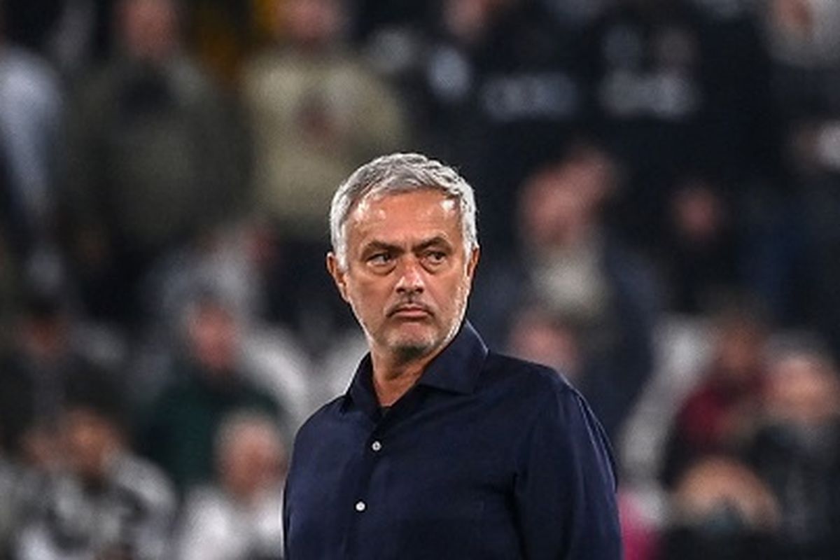 Pelatih AS Roma Jose Mourinho berjalan di lapangan sebelum pertandingan Serie A Italia antara Juventus vs AS Roma pada 17 Oktober 2021 di Stadion Juventus di Turin.