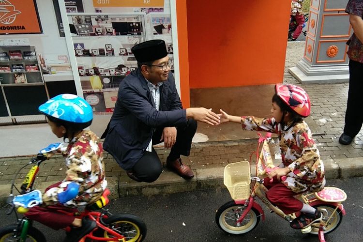 Wali Kota Bandung saat bersalaman dengan anak-anak pengunjung Taman Lalu Lintas Bandung dalam acara peresmian wajah baru Taman Lalu Lintas Ade Irma Suryani, Jumat (29/9/2017).