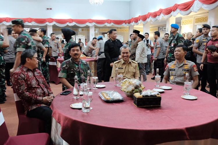 Gubernur Riau Syamsuar saat menerima kunjungan kerja Panglima TNI Marsekal Hadi Tjahjanto dan Kapolri Jenderal Pol Idham Azis di Kota Pekanbaru, Riau, pada bulan Maret 2020 lalu.