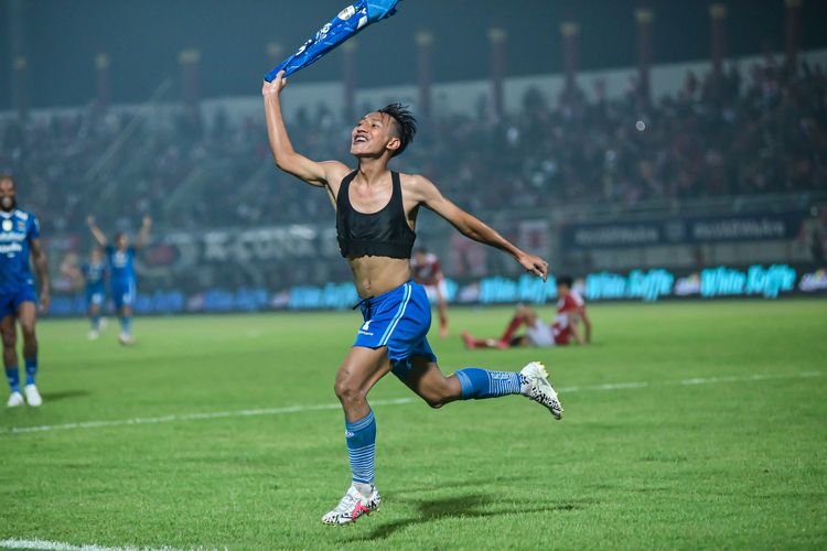 Selebrasi Beckham Putra melepas jersey usai mencetak gol pamungkas kemenangan Persib Bandung dari Madura United di final Championship Series Liga 1 2023-2024, Jumat (31/5/2024) di Gelora Bangkalan. 