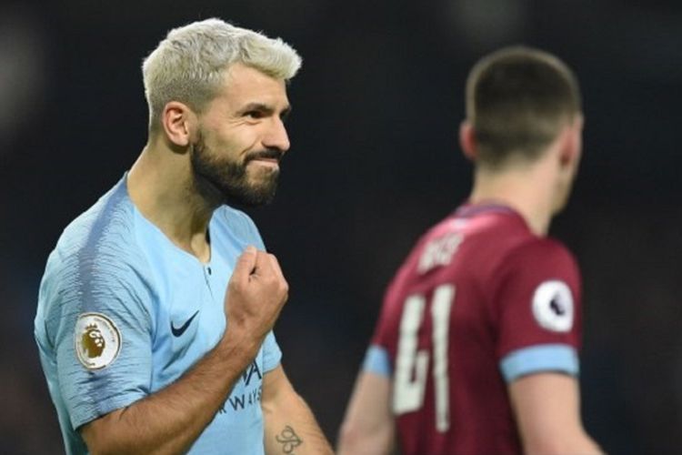 Gaya Sergio Aguero merayakan golnya pada pertandingan Manchester City vs West Ham United di Stadion Etihad dalam lanjutan Liga Inggris, 27 Februari 2019. 