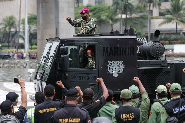 Parade kendaraan tempur dalam rangka perayaan HUT ke-77 TNI melintas di kawasan Bundaran Hotel Indonesia, Jakarta, Rabu (5/10/2022).