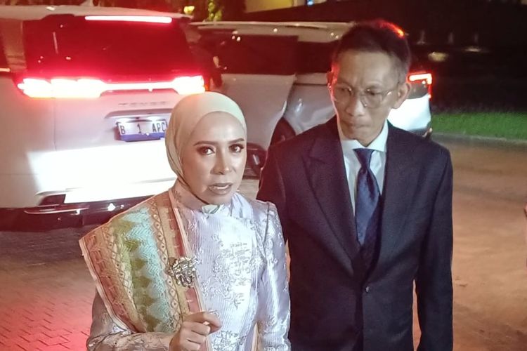 Melly Goeslaw Akui Salah Kostum ke Nikahan El Rumi-Syifa Hadju
