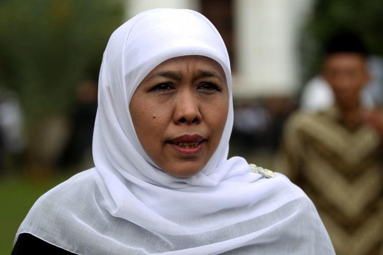 Menteri Sosial Khofifah Indar Parawansa terlihat di kediaman almarhum KH Hasyim Muzadi di komplek Pondok Pesantren Al Hikam II, Depok, Jawa Barat, Kamis (16/3/2017). KH Hasyim Muzadi  meninggal karena sakit dan akan dikebumikan di komplek Pondok Pesantren Al Hikam II Depok.