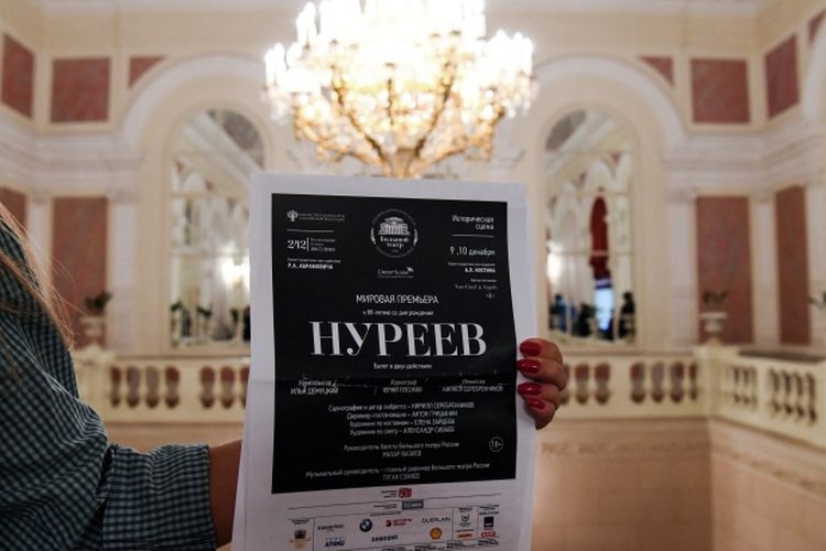 Publik bereaksi dengan kemarahan atas pembatalan balet Nureyev karya Kirill Serebrennikov, sebuah produksi kontroversial yang ditayangkan perdana di Bolshoi pada tahun 2017.
