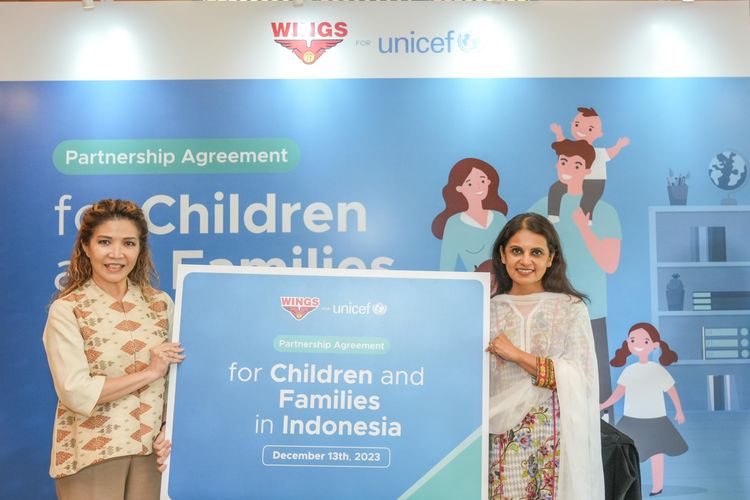 Direktur Marketing WINGS Group Hirajati Natawiria dan Perwakilan UNICEF Maniza Zaman bekerja sama membuka akses layanan sanitasi dasar di skfeolah dalam program WINGS for LIFE. Kesepakatan ditandatangani pada Rabu (13/12/2023).