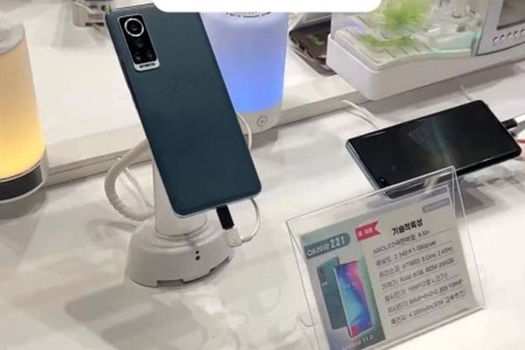Ponsel Arirang 221 yang dipajang di sebuah pameran yang digelar tahun 2023