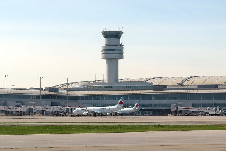 Ilustrasi Bandara Internasional Pearson Toronto, Kanada.