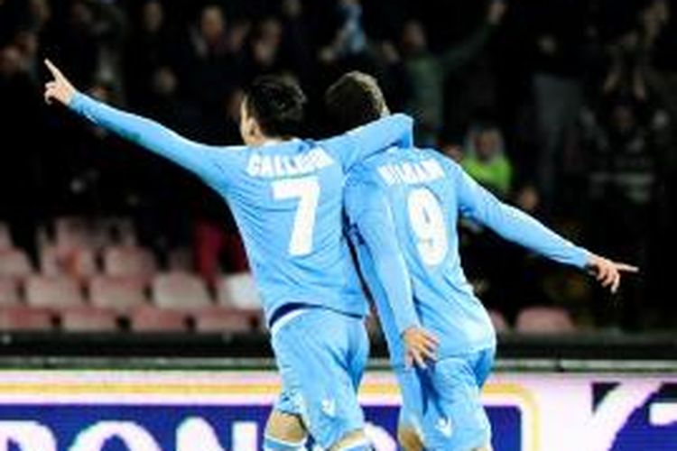 Dua pemain Napoli, Gonzalo Higuain dan Jose Callejon, merayakan gol ke gawang Inter Milan pada pertandingan Serie-A, di Stadion San Paolo, Naples, Senin (16/12/2013) dini hari WIB.