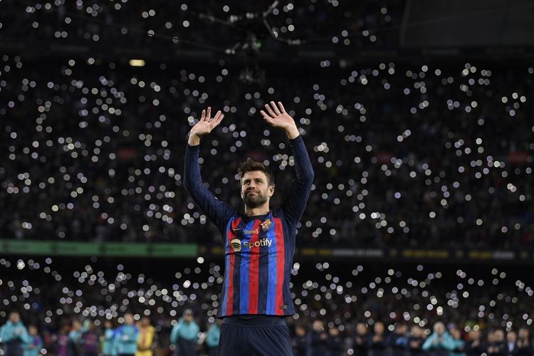 Gerard Pique memberikan salam perpisahan emosional seusai kemenangan 2-0 Barcelona atas Almeria di Spotify Camp Nou pada Minggu (6/11/2022) dini hari WIB.