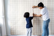 Cara Memasang Wallpaper Dinding agar Menempel dengan Sempurna
