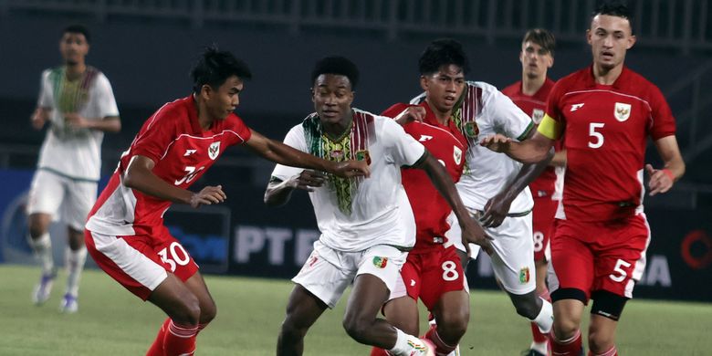 Pemain Timnas U22 Indonesia Kakang Rudianto (kiri) berduel dengan pemain Mali Maulaye Haidara (kedua kiri) pada pertandingan persahabatan di Stadion Pakansari, Kabupaten Bogor, Jawa Barat, Sabtu (15/11/2025). ANTARA FOTO/Yulius Satria Wijaya/tom.