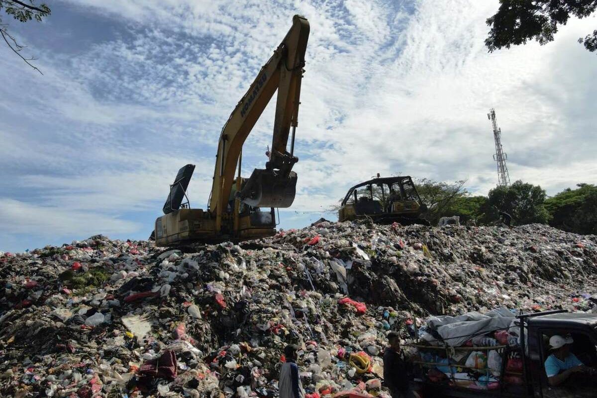 Alat berat sedang mengerjakan bongkar sampah di TPA Pasirsembung, Cianjur, Jawa Barat. Pemkab Cianjur menetapkan darurat sampah dalam dua pekan ke depan karena persoalan TPA yang ada.