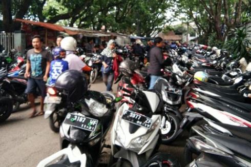 Warga Bandung Keluhkan Mahalnya Tarif Parkir di Lapangan Lodaya